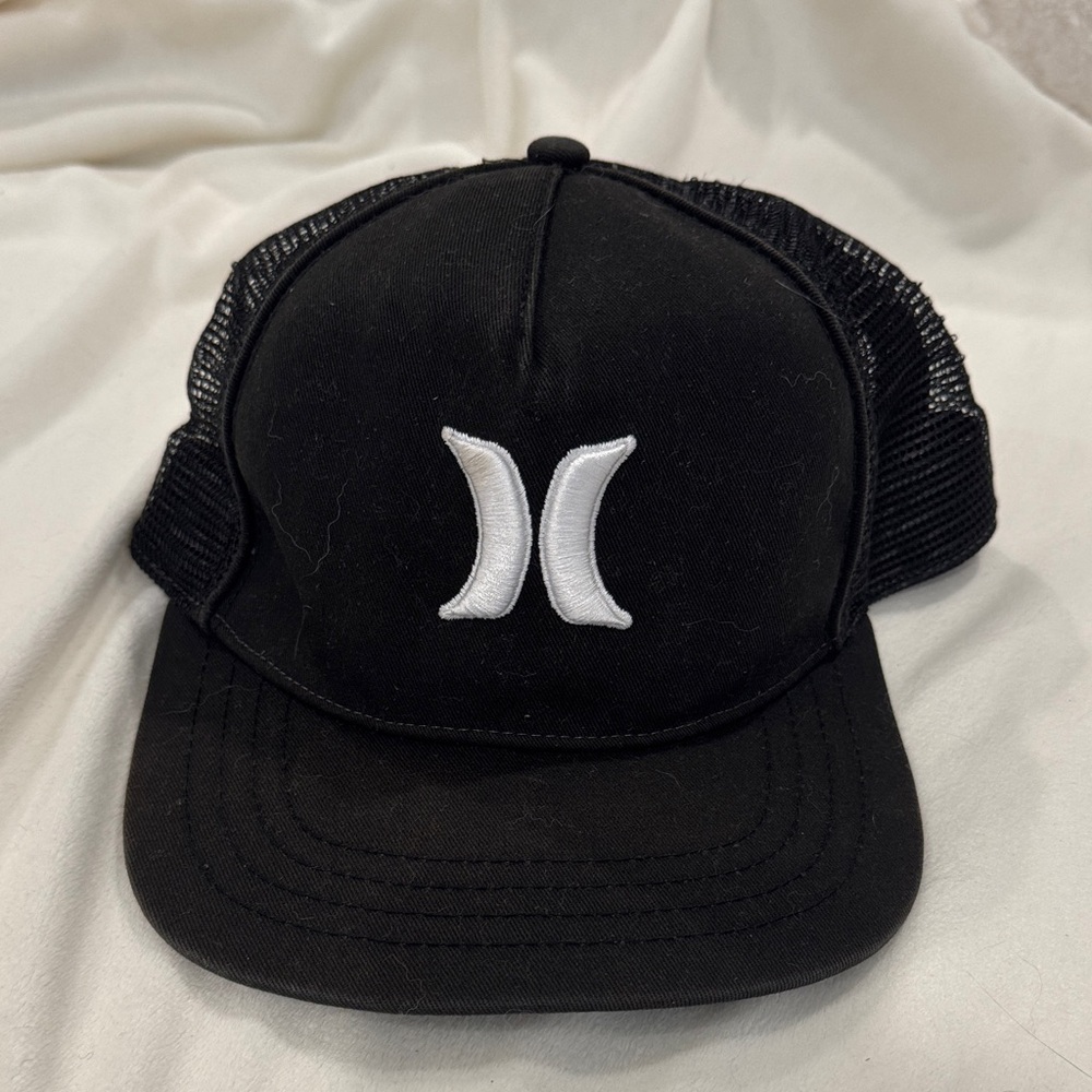 Hurley Mesh Cap with White Emblem